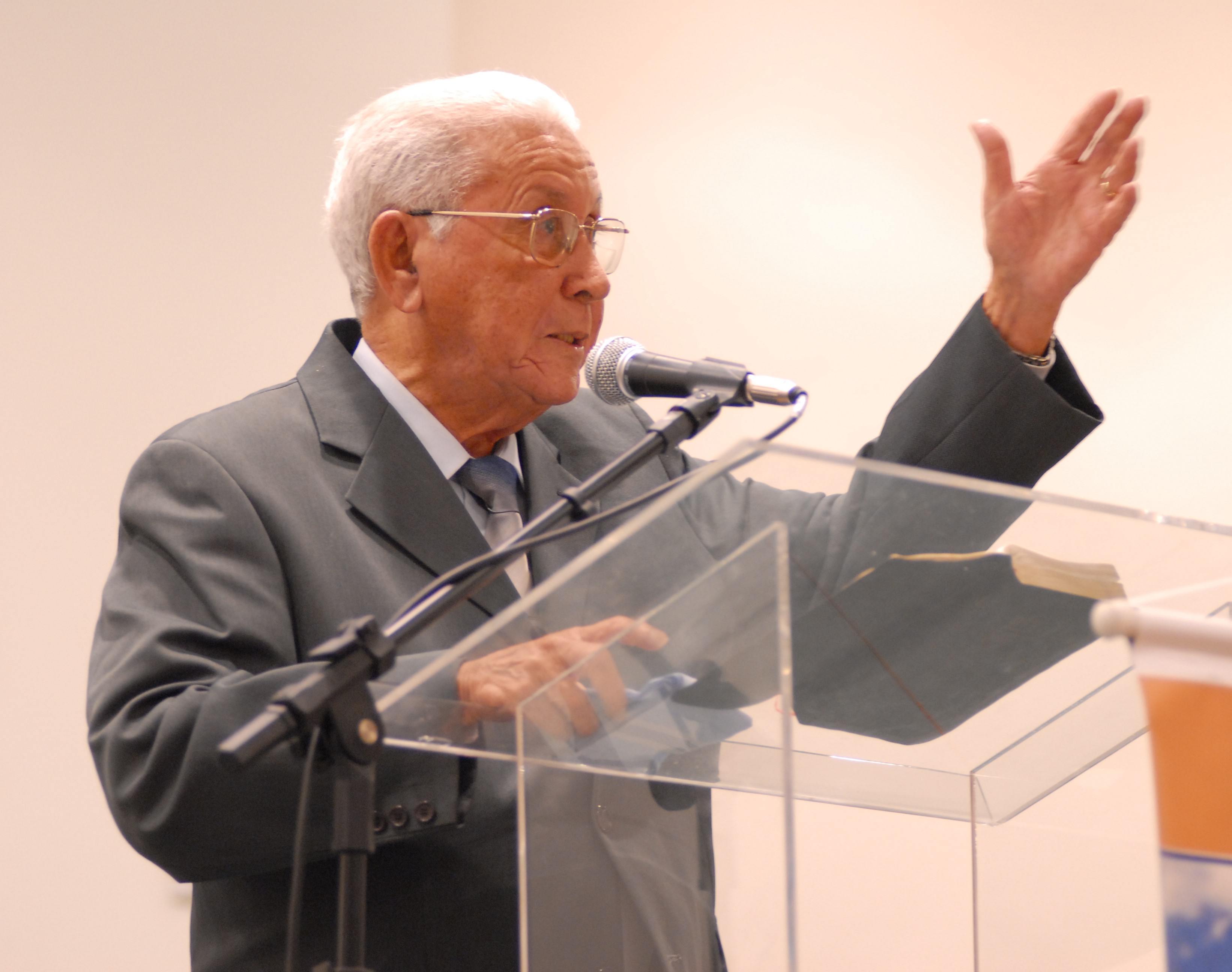 Reverendo Antônio Elias pregando