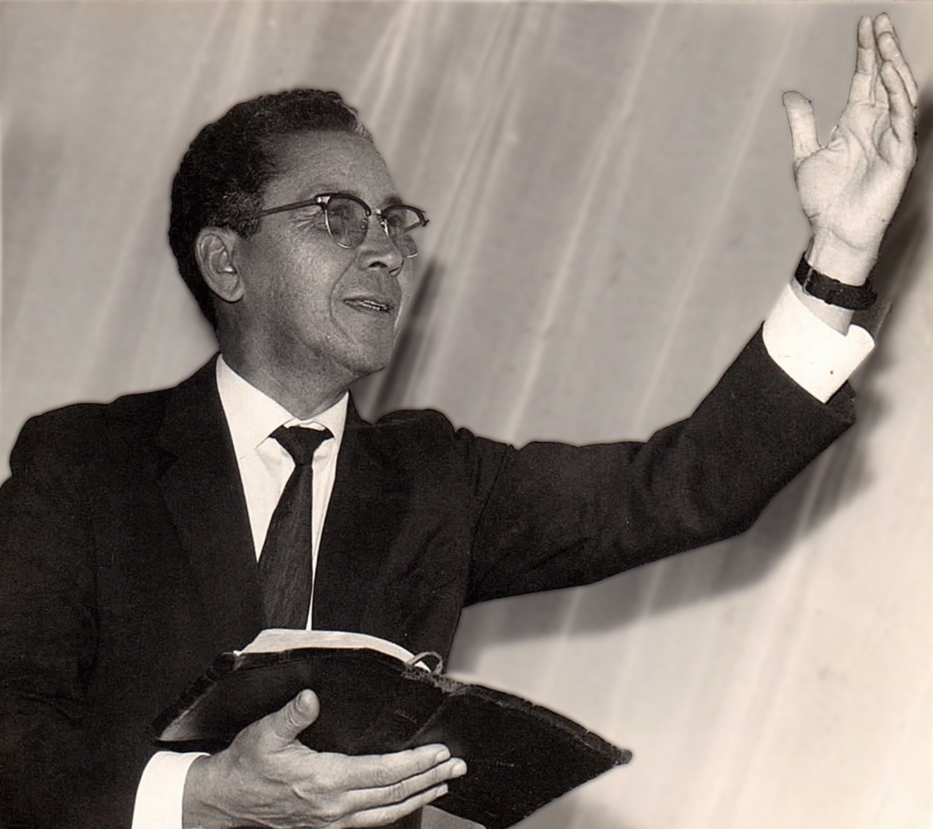 Rev. Antônio pregando