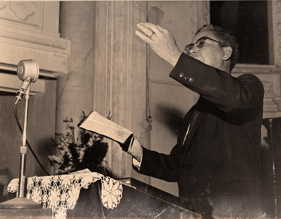 Rev. Antônio pregando