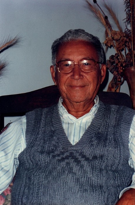 Rev. Antônio sentado